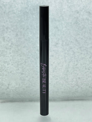 What's not to love about the Onix Eyeliner Pen? It's super pigmented for a true black color payoff. Onix is waterproof, easy to apply with its ultra fine felt tip and sets seconds after application. This eyeliner is amazing and will easily become a favorite in your makeup collection! A clean, vegan, cruelty free eyeliner in cool recycled packaging.